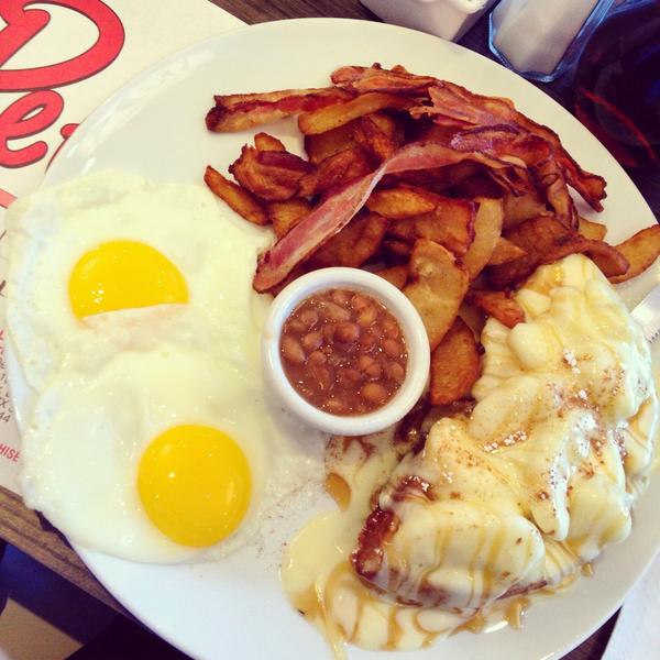 Sysco_mtl's tweet image. #housespecial #powerbreakfast #2eggs #waffle #englishcream #cinnamon #apples #bacon #breakfastpotatoes