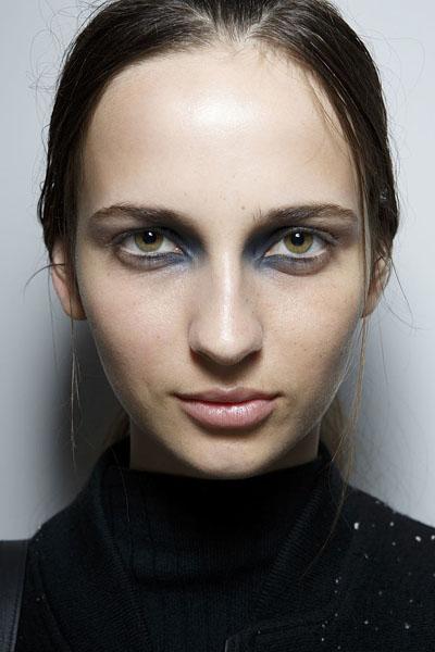 SQLifestyle's tweet photo. Would you try the reverse smokey eye? Check out these 4 *bold* eye makeup trends: http://t.co/zhPq6rhzh3 http://t.co/j2yk6kovMU
