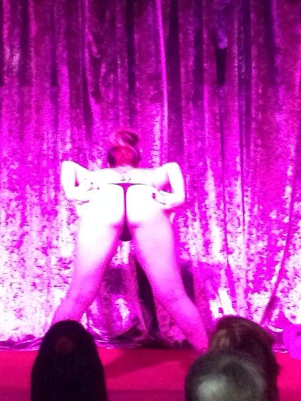SSeductrice's tweet photo. Cheeky ! http://t.co/5MrQKQHFGg
