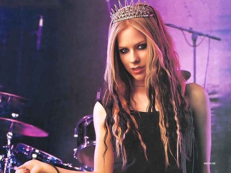  Happy birthday to Avril Lavigne ROCK N ROLL 