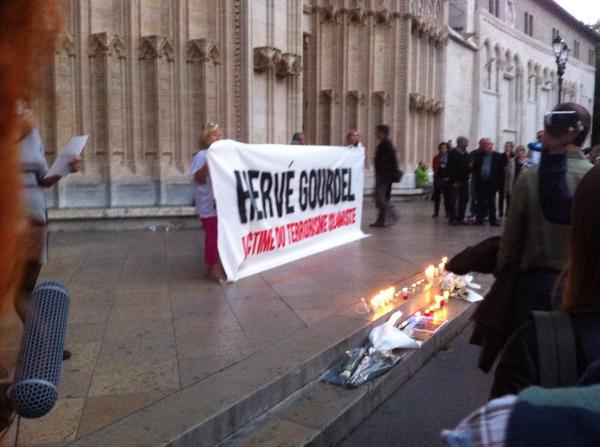 D_MathieuRBM's tweet photo. Devant St Jean pour rendre hommage à Hervé Gourdel assassiné lâchement par les terroristes djiadistes http://t.co/PlVhWKnBLT