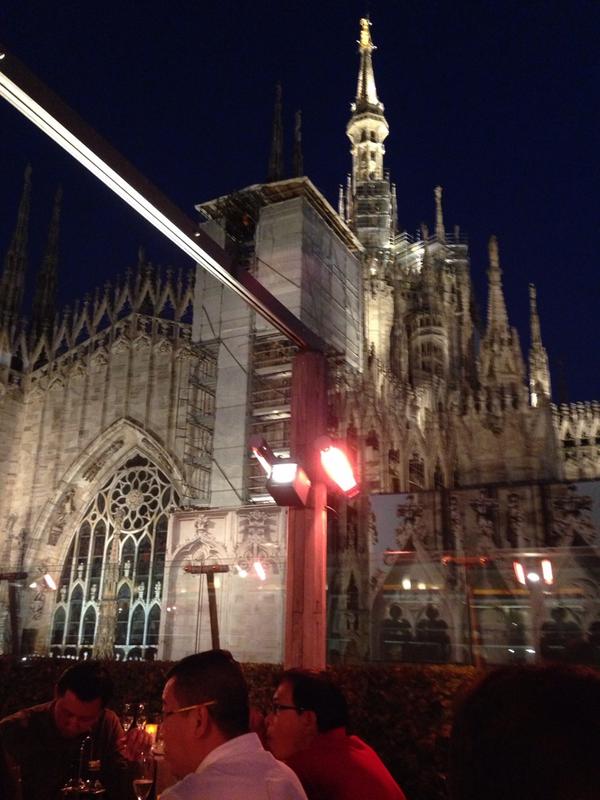 emilylafunk's tweet photo. Rooftop dinner right next to the Duomo ๐ #thatviewdoe http://t.co/zTuJSq0jsy
