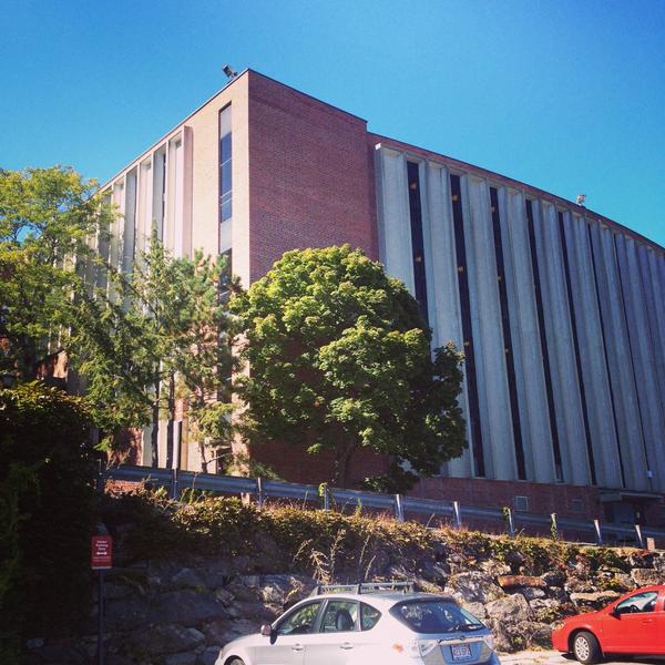 WPIResServices's tweet photo. Beautiful Friday! #liveWPI #GordonLibrary @WPI http://t.co/Ysurv0yu6S