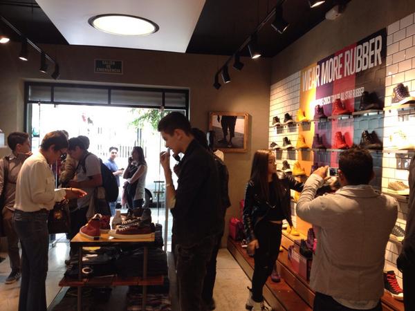 almejandroSif's tweet photo. @VazquezSounds eligiendo sus outfits en @Converse http://t.co/WxMRZsyeSg