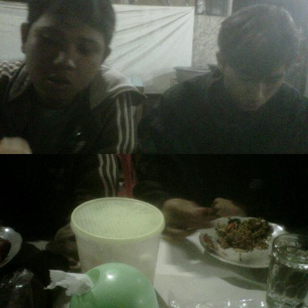 Asiknya kita ya gini, jm sgini masih makan bareng, potograpernya rahasia :p