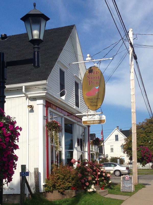 KonaDawg's tweet photo. Red Shoe Pub Mabou Cape Breton NS. Owned/Operated by the Rankin Sisters. #celticmusic #BigDrive #swreference http://t.co/5nEZxWrx3X