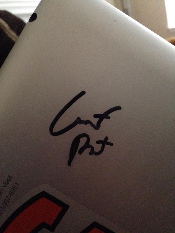 ChiefCarter_'s tweet photo. Throwback to when Pat singed my iPad! @ChiefPat @ClashofClans #ClashInSeattle http://t.co/g4XGeWWUVx