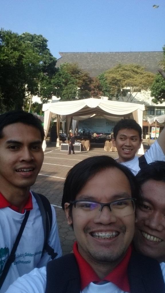 saasgard's tweet photo. @diesnatfkup pesta rakyat #57thfkunpad #amazingrace http://t.co/gUm900SeFC