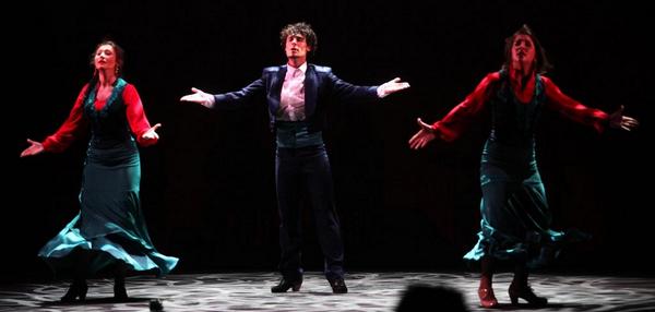 laBienal's tweet photo. El público del Lope de Vega ya en pie después de haberse entregado en "cuerpo, mente y alma" estos jóvenes bailaores http://t.co/zAZQtqo1yB