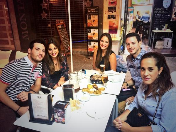 Maitealsa's tweet photo. Ya era hora de una buena cena juntos! 👏💃 @MaraCastro18 @rampelteski @Serloan91 http://t.co/g3EDYDY225