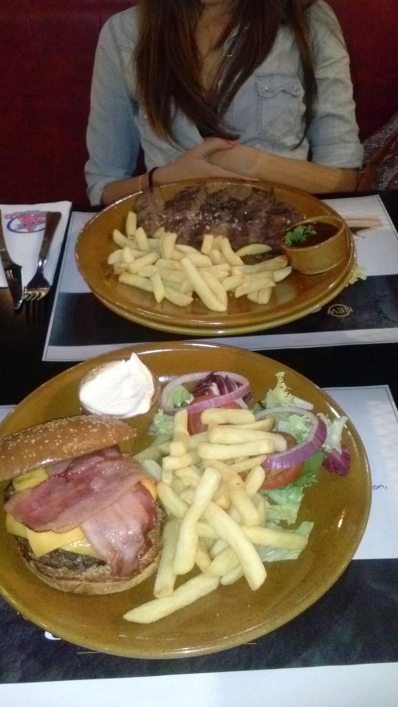 VillaBellaco's tweet photo. De cenita con la gordaa! @liditarios96 http://t.co/7XzTsV65XO