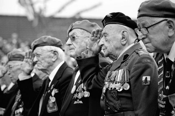 WWIIpix's tweet photo. Veterans who took part in Operation Market Garden, back on the battlefield, 70 years later. Netherlands, 2014. #OMG70 http://t.co/Z7WUtYr2Tl