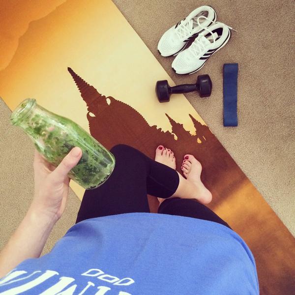 kateheussler's tweet photo. #Rise &amp; #shine #Sydney...it's testing day!! #Summer #6w2s #6weekstosexy 💋✌️💪💦 #Stretch &amp; warm up before a workout!! x http://t.co/mFGqwuYVRN