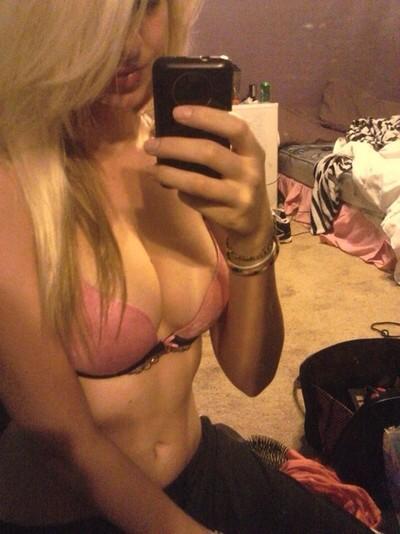 mirrorselfshot1's tweet photo. Blonde girl http://t.co/8hycjATVMW