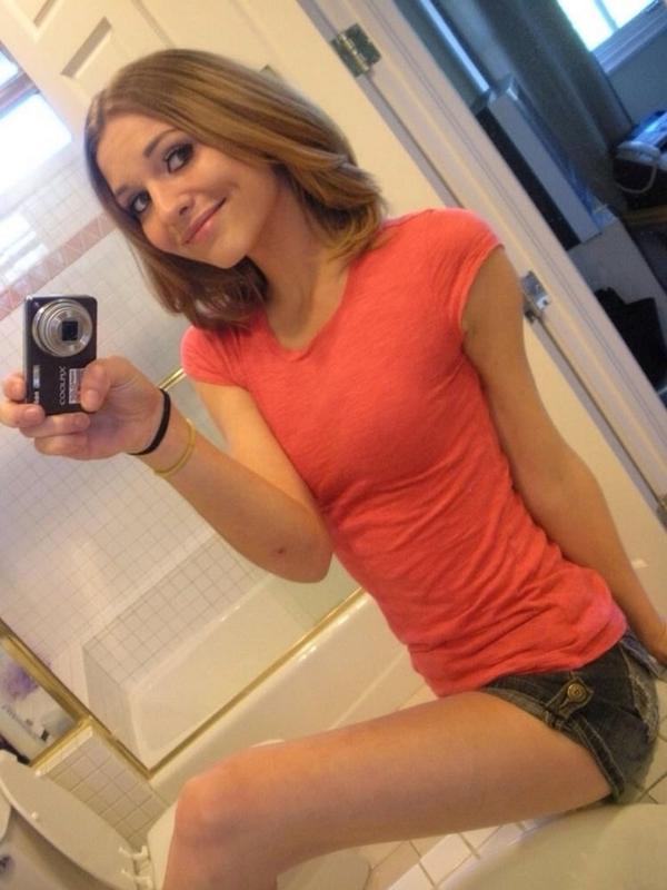 mirrorselfshot1's tweet photo. Camera girl http://t.co/RiQrewr94z
