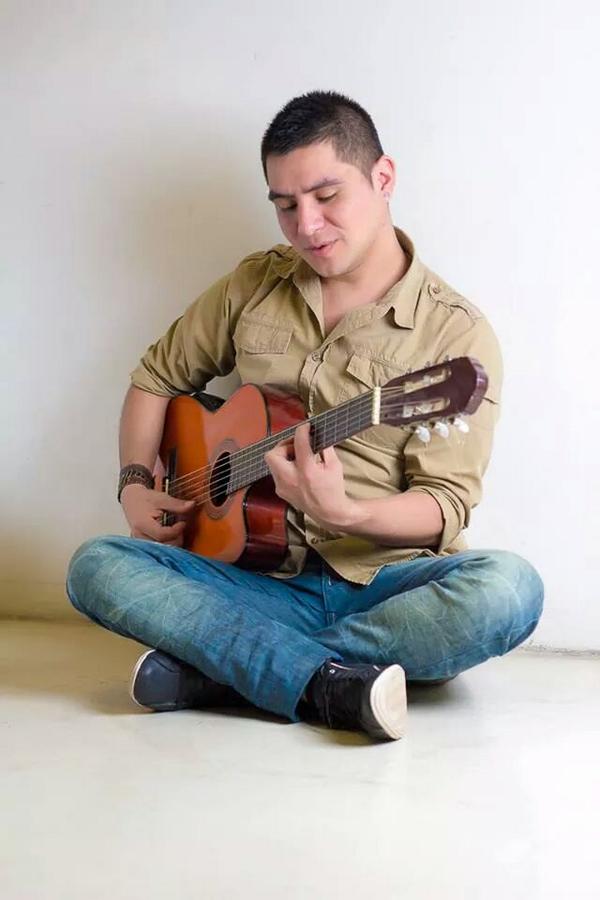 luisalbertofolk's tweet photo. Los primeros dias de octubre a grabar material de difusion... canciones propias y otras de poetas de renombre. http://t.co/w0LI6jzf29