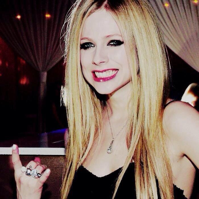 HAPPY BIRTHDAY Dear Avril Lavigne 