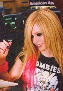 Happy birthday to Avril Lavigne!!       30   ...      ...              