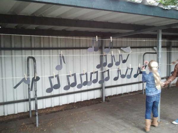 Lambertusschool's tweet photo. Geweldig muzikaal afscheidsfeest van directeur Tineke Deunk. Er werden veel vrolijke noten gekraakt. Het was top! http://t.co/C2T2S8V3b5