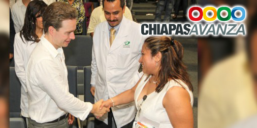 Chiapasavanza's tweet photo. @VelascoM_ atestigua segunda entrega masiva de créditos del ISSSTE. http://t.co/8JwK2cCrd6 http://t.co/3ptbD6GQKd