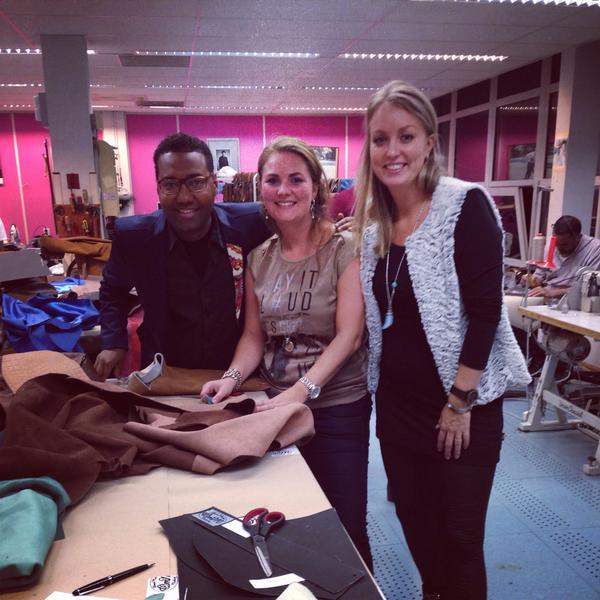 Nicole_Vink's tweet photo. Tassenclinic bij Omar Munie was te gek! Nu wachten op het eindresultaat van ons eigen ontwerp! #omarmunie http://t.co/lLIVVz9b3W