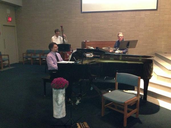 QRupdates's tweet photo. Great tunes being played right now by The Tom Reynolds Trio! http://t.co/Ue3vTUQlE7