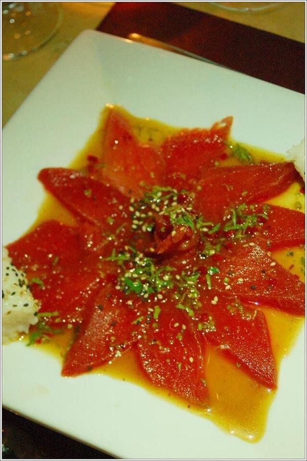 CevichePalermo's tweet photo. #TiraditoNikkei Laminas d atun rojo, leche d tigre y miel d caña, aji panka, pisca de aji limo, rayadura de jengibre http://t.co/ZRcyaHbzuR