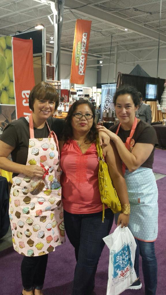 Geekychiccakes's tweet photo. Spent the day at #CBASS14 & got a photo op with the fantastic Cupcake girls Heather & Lori @originalcupcake http://t.co/LeDr3nxWcA