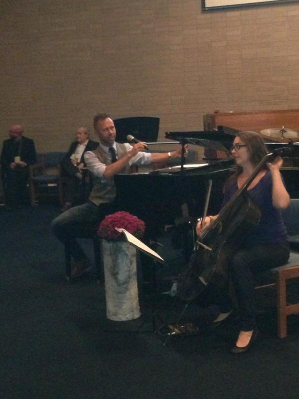 QRupdates's tweet photo. @jefferystraker is about to perform! http://t.co/YcDjKxrlAW
