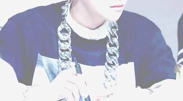 BBKYUNGRB's tweet photo. @ B B C

　　　　　　よく聞け
　　" 周りの狼共に気をつけろ "

　　 (　블락비　박경　로봇　)

　#RTしたbotとペンを迎えにいく 

/ http://t.co/hhQiuW5xdI