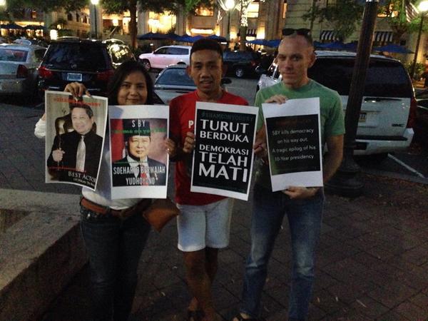 ucu_agustin's tweet photo. Respect! *aksi warga indo depan hotel @SBYudhoyono "@IndieIndo2019: We are in front of Willard! #ShameOnYouSBY !!! http://t.co/3aPfv2e7bw"