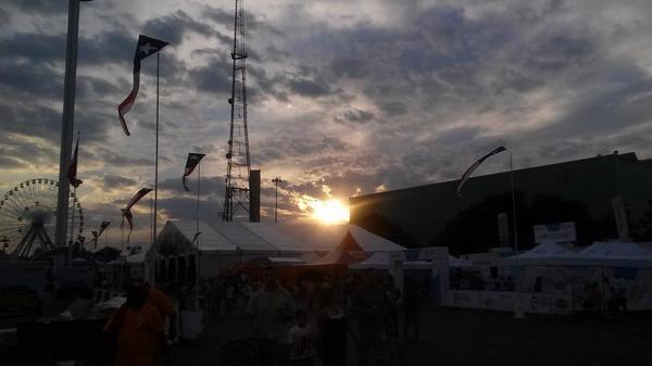 elweybm's tweet photo. yasssss. #fambam #firstdayofthefair http://t.co/dwMOoTIOtr