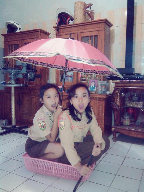 cantyaf's tweet photo. @Ini_Talkshow @advan_id sedia payung sebelum hujan #IniTalkshowNETAdvan3 http://t.co/HUhabOvB2N