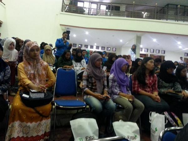 Ini dia penanya pertama, sdr Andi dri teknik lingkungan UNPAND. Dia bertanya mengenai pengelolaan TPA di Indonesia