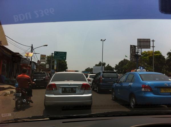 Jatiwaringin ke arah pankalan jati merayap menjelang jembatan tol, arah balik lebih lancar@SonoraFM92