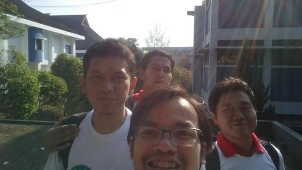 saasgard's tweet photo. @diesnatfkup gedung biru #57thfkunpad #amazingrace http://t.co/OatP1IS1Cd