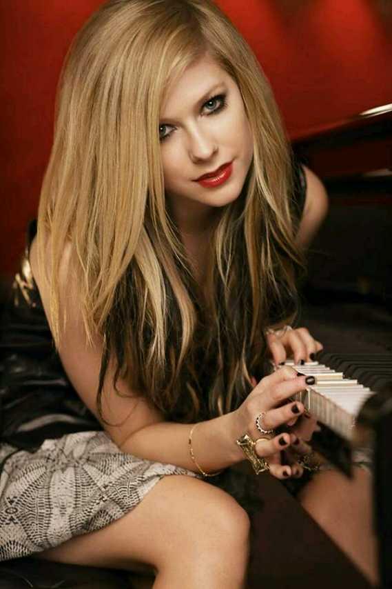 Happy birthday my lovely goddess of music Avril Lavigne!! :-)  