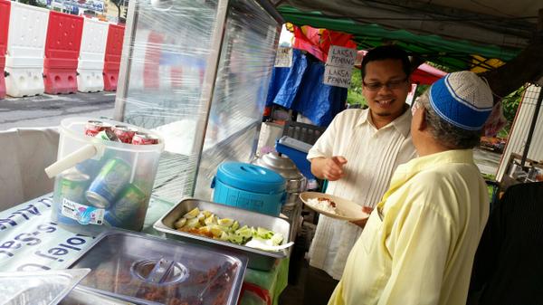 niknazmi's tweet photo. sarapan di gerai Haji Wahid Flat PKNS #PJS8. Nasi lemak best tapi kena control :) #SeriSetia http://t.co/9hu3FWxbxj
