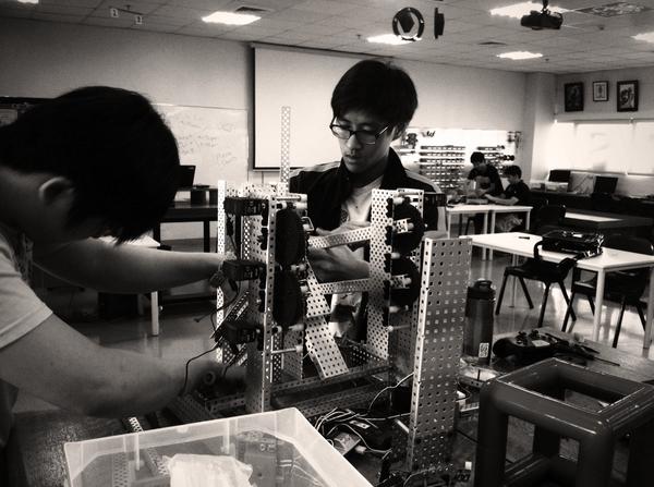 ringodin's tweet image. Sat morning @ISManilaHS  18 kids in building robots. Awesome. #vexrobotics #robotc