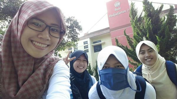 AhsaniRR_'s tweet photo. Bale #57thfkunpad #amazingrace @diesnatfkup http://t.co/QRzEy3myAh