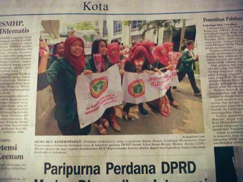 stambuk2012's tweet photo. Aksi demo damai dan hasilnya UU keperawatan SAH ! http://t.co/5pjP6wNb5R