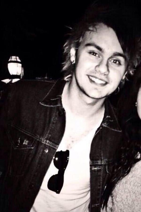 lwtcIean's tweet image. good night 💚 I leave you with the cutest little shit I know :) love you sunshine. maybe tonight you'll follow me