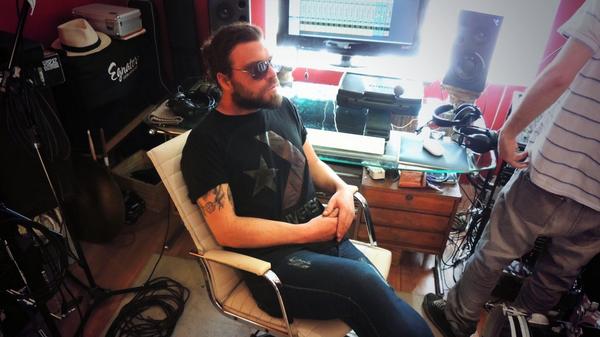 PorSer_'s tweet photo. Diego Medrano: guitarra y voz
En Quadraphonic Studios http://t.co/yunPKsXkDL