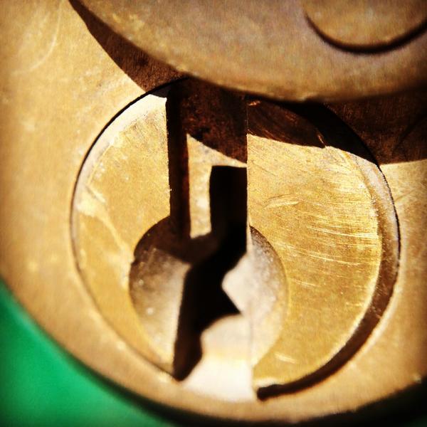 RyanRemaker's tweet image. Traffic box lock.  #NYC #photography #macrophotography