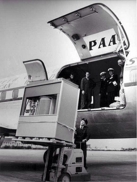 ValaAfshar's tweet photo. A 5 megabyte IBM hard disk is loaded into an airplane. It weighed over 1000kg, 1956. http://t.co/wHYF3Fb342