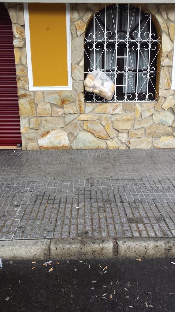 ManceraNoelia's tweet photo. Cada vez k veo estos bollos colgados en los bares me recuerda todo a ti @beky1990 k festin nos dimos ese dia!jajja http://t.co/gvrGNgCQSy