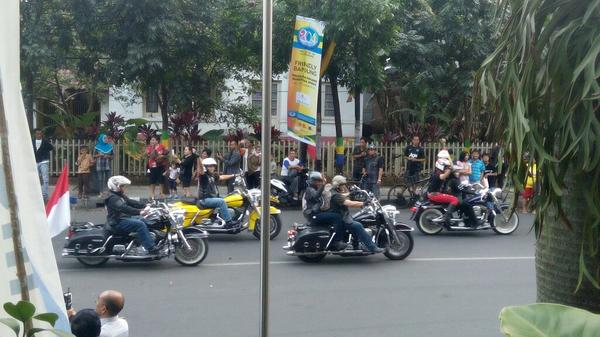 Pemberian "salut" dari Komunitas Motor Besar "Brotherhood" dan "Harley Club Bandung"
