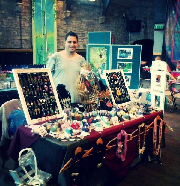 UODaccessories's tweet photo. Good Morning from #glastonbury festival of light with @ant_pruvedenti1 :) x http://t.co/PLfcT83SuJ