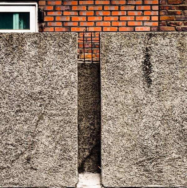 Hobo_D's tweet photo. Improvised De Stijl composition in a Gangnam alleway.  South, Korea http://t.co/SP2ixfQFUn