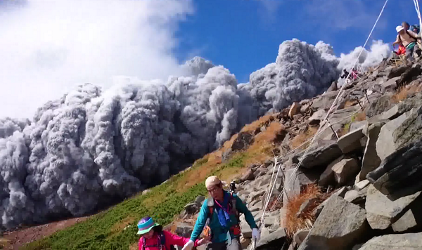 ENTRA EN ERUPCION MONTE ONTAKE - JAPON  ByhFgUeIMAEmUWO